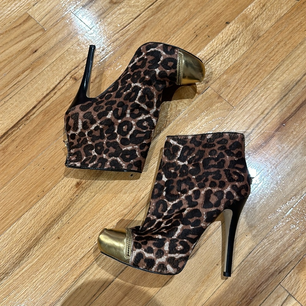 Michael Kors Women’s Cheetah Zip Up Booties Great Condition sz 7 - Picture 2 of 8